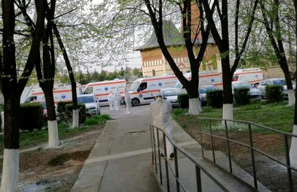 Bătrânii au fost aduşi cu ambulanţele la spital FOTO stiri.botosani.ro