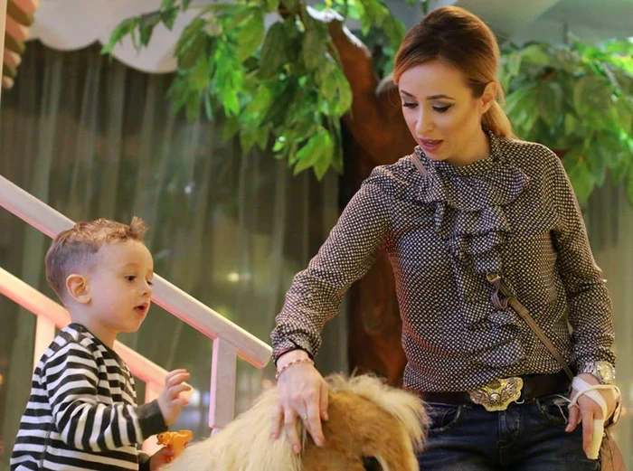 
    Ani Creţu, alături de fiul ei, Adan  