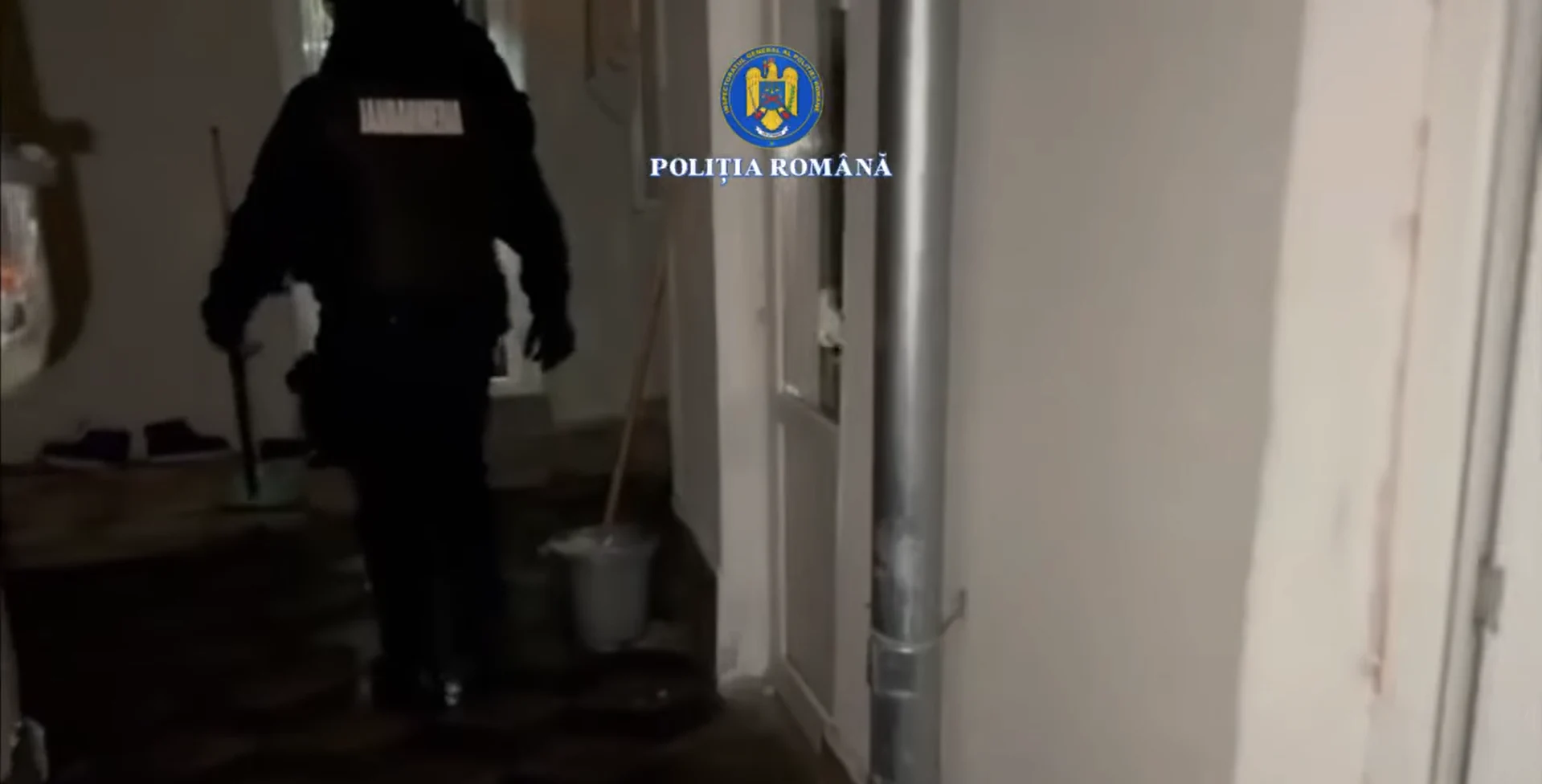 Percheziții în Prahova: Un tânăr, condamnat pentru viol, ar fi instigat la intimidarea martorilor și victimelor