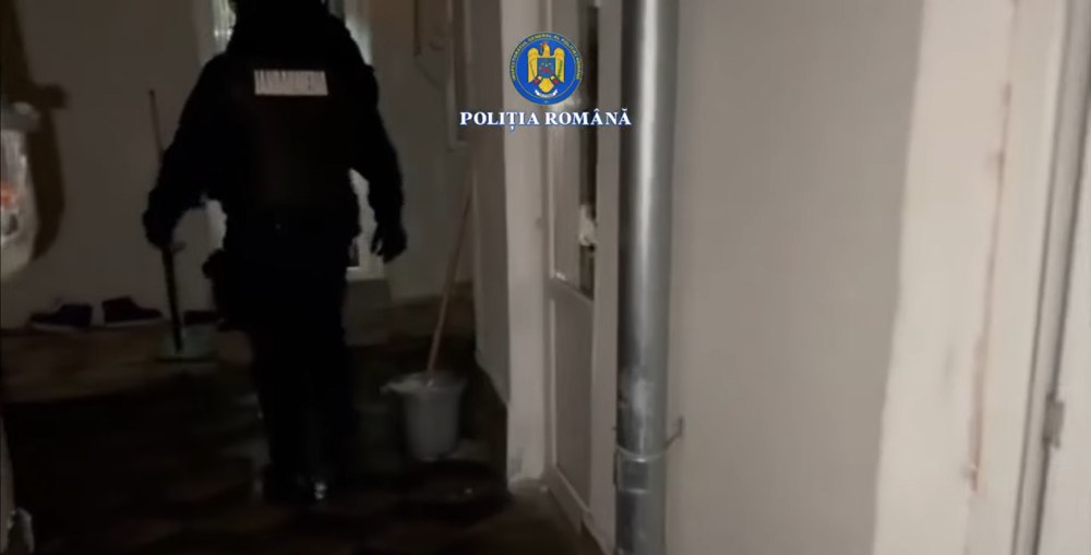 Percheziții în Prahova: Un tânăr, condamnat pentru viol, ar fi instigat la intimidarea martorilor și victimelor