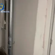 Percheziții în Prahova: Un deținut, condamnat pentru viol, ar fi instigat la intimidarea martorilor și victimelor pentru a scăpa de o nouă acuzație. Perchezitii in Prahova FOTO: captură video Poliția Română