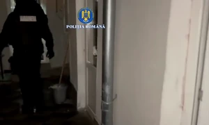 Percheziții în Prahova: Un deținut, condamnat pentru viol, ar fi instigat la intimidarea martorilor și victimelor pentru a scăpa de o nouă acuzație. Perchezitii in Prahova FOTO: captură video Poliția Română