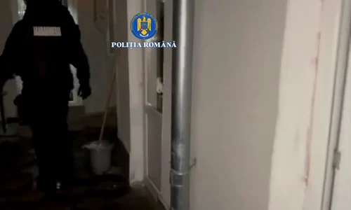 Percheziții în Prahova: Un deținut, condamnat pentru viol, ar fi instigat la intimidarea martorilor și victimelor pentru a scăpa de o nouă acuzație. Perchezitii in Prahova FOTO: captură video Poliția Română