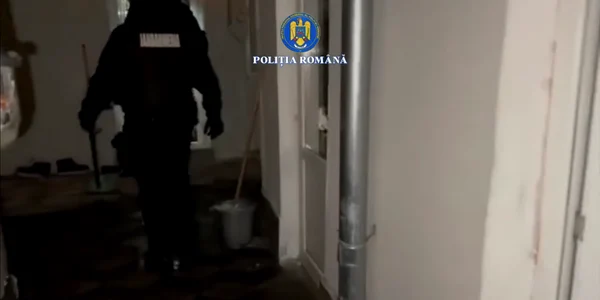 Percheziții în Prahova: Un deținut, condamnat pentru viol, ar fi instigat la intimidarea martorilor și victimelor pentru a scăpa de o nouă acuzație. Perchezitii in Prahova FOTO: captură video Poliția Română