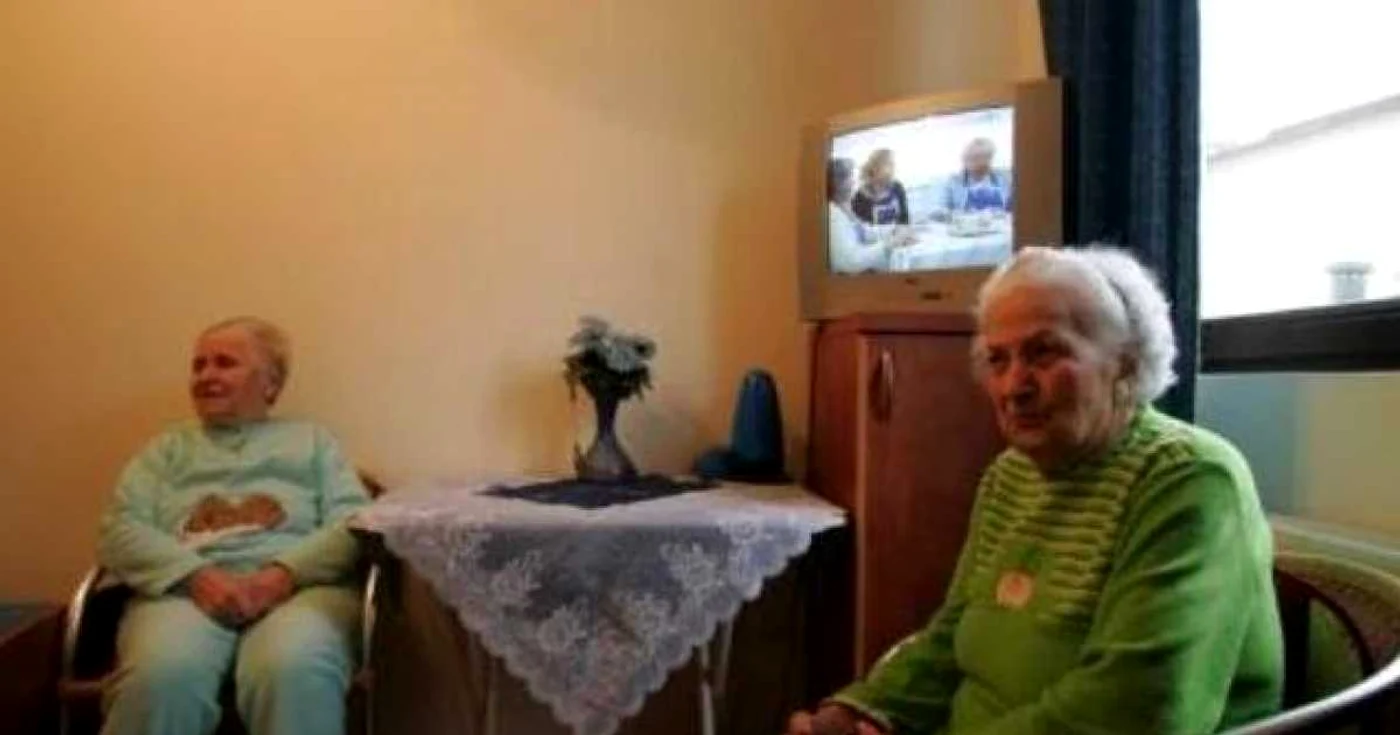 Două bătrâne în camera de la cămin
