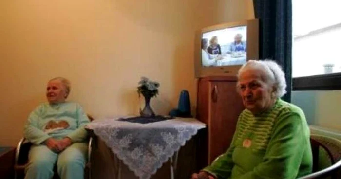 Două bătrâne în camera de la cămin