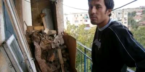 Claudiu Barbu a depozitat lemnele pentru foc, pe balcon