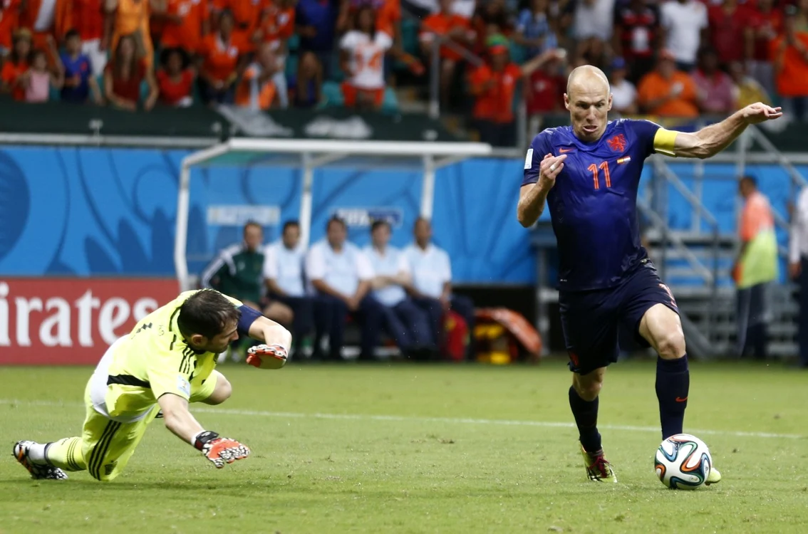Robben l-a învins de două ori pe Casillas, în meciul de vineri. FOTO: Reuters
