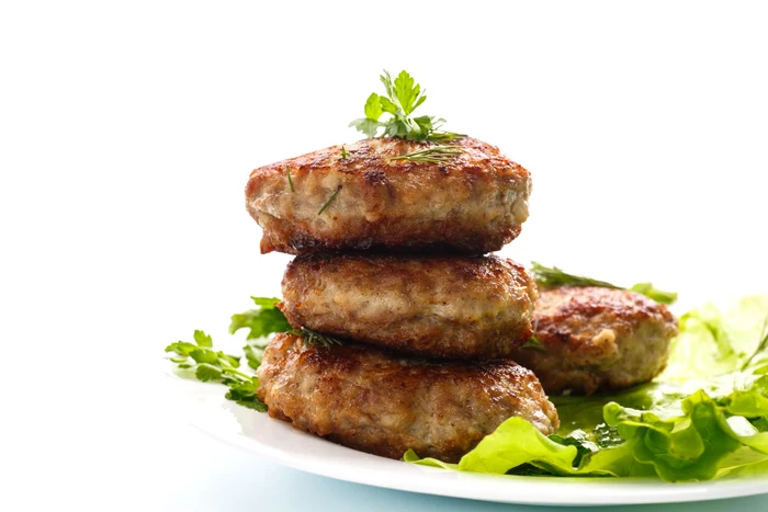 Chifteluţe de pui cu salată