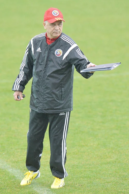 
    Anghel Iordănescu este recunoscut pentru superstiţiile sale, de la care nu se abate indiferent ce s-ar întâmplaFoto: Mediafax  