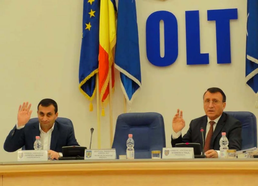 Lucrurile merg ca pe roate la Consiliul Judeţean Olt: Paul Stănescu (dr), alături de vicele Marius Oprescu     (FOTO: Mugurel Manea)