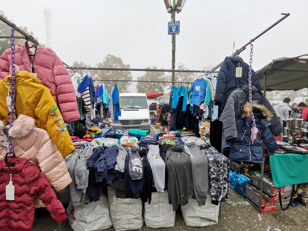 Haine second hand în piață FOTO Ștefan Both