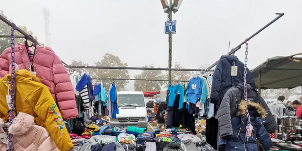 Expo în piața de vechituri din Novi Sad FOTO Ștefan Both