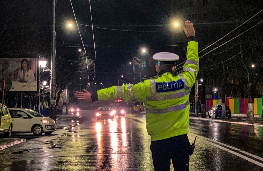 Un șofer a lovit cu maşina un polițist, apoi şi-a abandonat autoturismul şi a fugit. Cum a fost prins și arestat