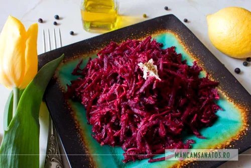 Meniu raw vegan de Paşti - sfeclă roşie cu hrean şi ienupăr Sursă foto mancamsanatos.ro