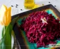 Meniu raw vegan de Paşti - sfeclă roşie cu hrean şi ienupăr Sursă foto mancamsanatos.ro