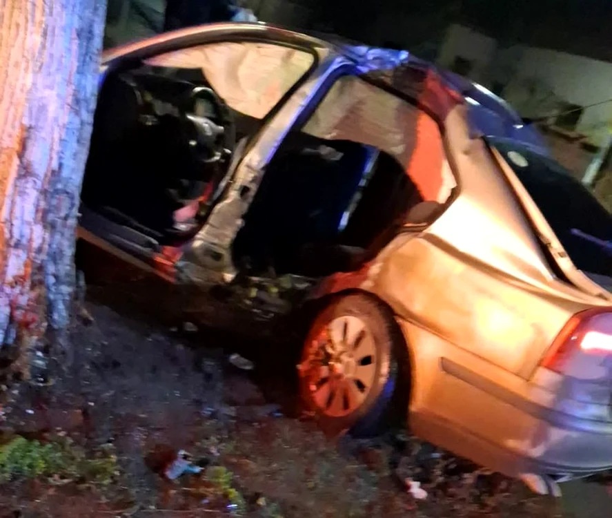Mașina a intrat într-un stâlp. FOTO martor ocular