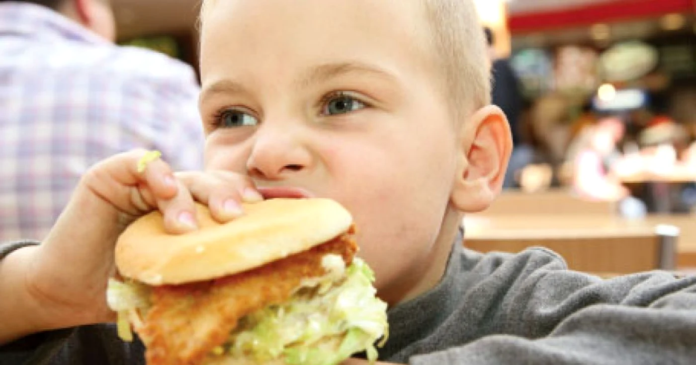 Pentru unii copii, mâncarea fast-food  este un deliciu