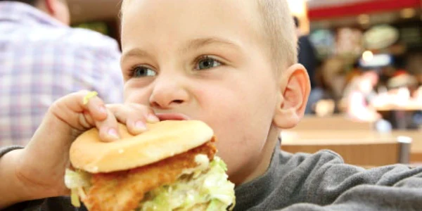 Pentru unii copii, mâncarea fast-food  este un deliciu