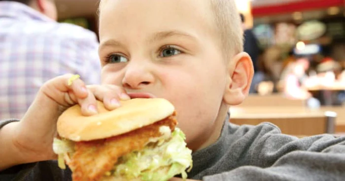 Pentru unii copii, mâncarea fast-food  este un deliciu