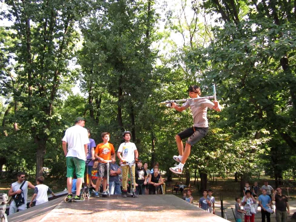 Trick extrem făcut de un scooterist din Bucureşti 
FOTO Bogdan Păvăloi