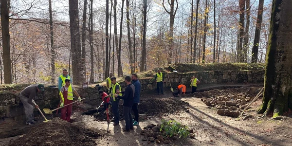 Lucrari la zidurile din Sarmizegetusa Regia Foto lin Țambă (1) jpg