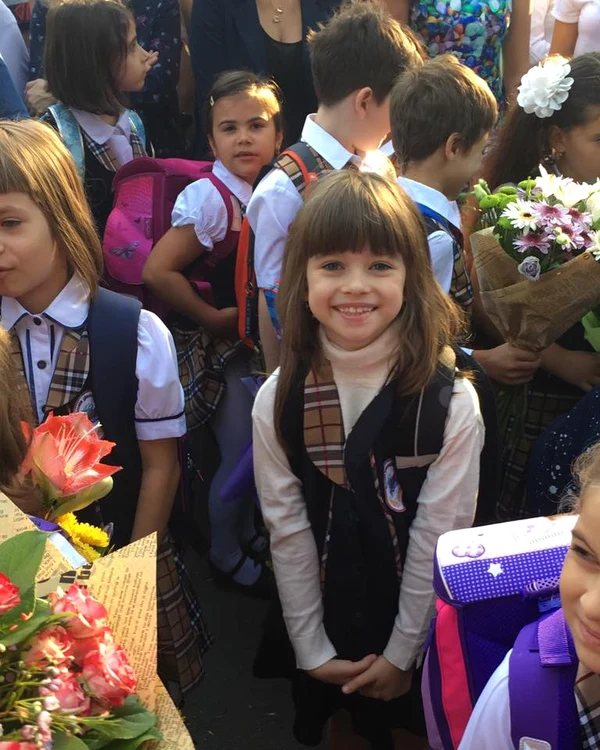 Mikaela, fiica Iuliei și a lui Mihai Albu, în prima zi de școală