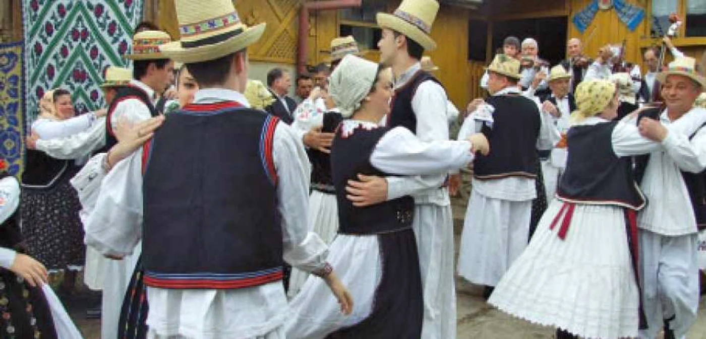 Sătenii din Soconzel, Satu Mare, se strâng la dans a doua zi de Paşte