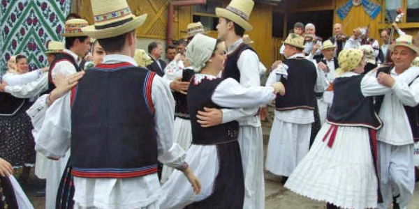 Sătenii din Soconzel, Satu Mare, se strâng la dans a doua zi de Paşte