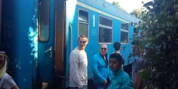 călători nervoşi în staţia cfr baile herculane FOTO Corina Macavei 
