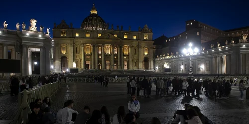 Rugăciune pentru sănătatea Papei Francisc în Piața Sfântul Petru de la Vatican FOTO Profimedia