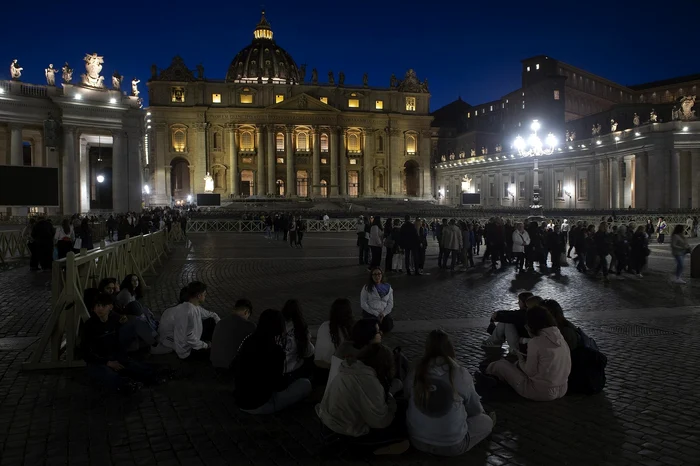 Rugăciune pentru sănătatea Papei Francisc în Piața Sfântul Petru de la Vatican FOTO Profimedia