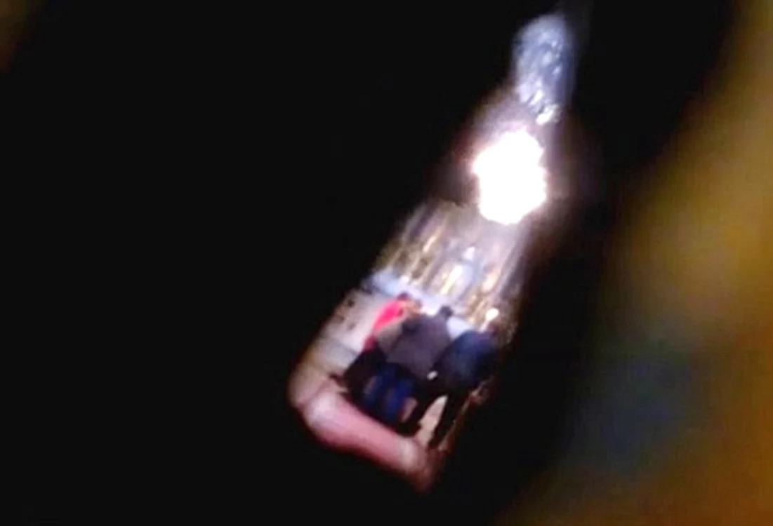 
    Omul nu a putut să vadă prea bine ce se întâmplă în biserică, dar s-a arătat îngrozit de sunetele pe care le scotea femeia posedatăCaptură Daily Mail  