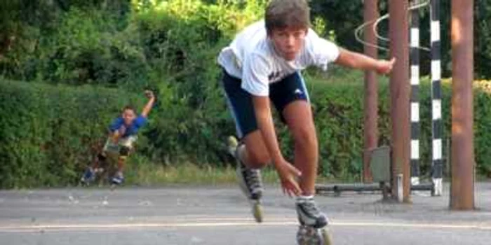 Antrenamentele patinatorilor se desfăşoară pe o pistă improvizată din oraş