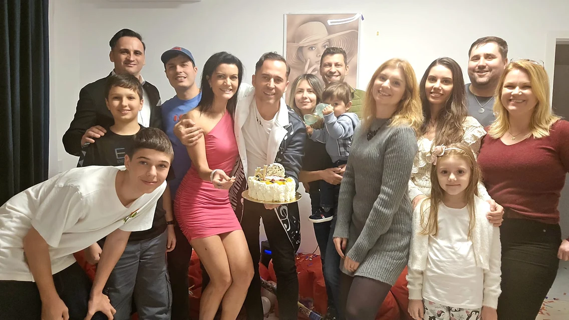   Iubita i-a organizat o petrecere surpriză artistului