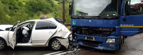 Accident pe Valea Oltului - DN 7 în Vâlcea cu trafic blocat total în urma coliziunii dintre două TIR-uri şi două maşini Foto Adevărul