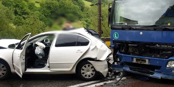 Accident pe Valea Oltului - DN 7 în Vâlcea cu trafic blocat total în urma coliziunii dintre două TIR-uri şi două maşini Foto Adevărul