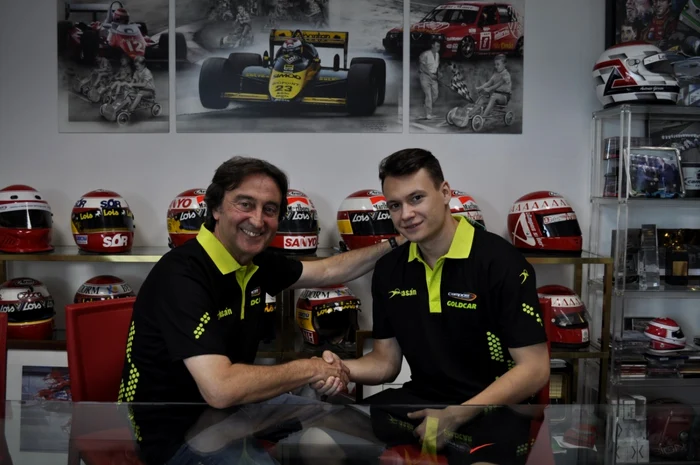 Fostul pilot de Formula 1 Adrian Campos şi pilotul român Robert Vişoiu FOTO: camposracing.com