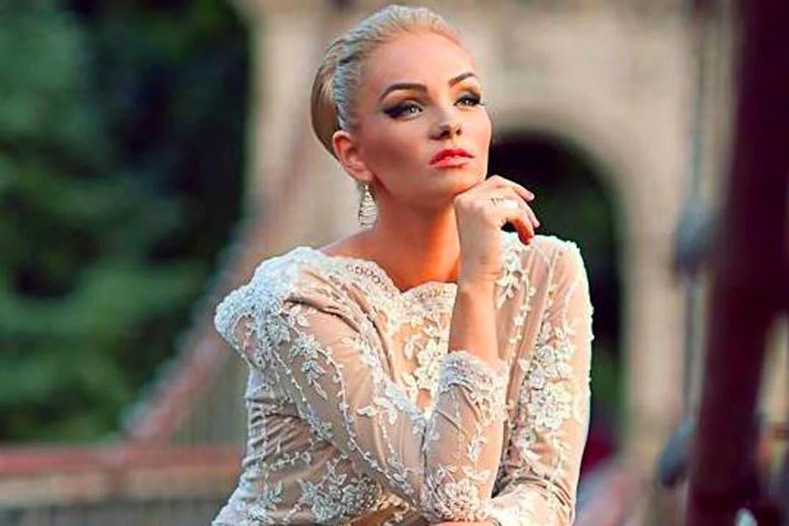 
    Maria Constantin a ales să poarte o rochie neagră, cu un decolteu uriaşFOTO: Arhiva personală  