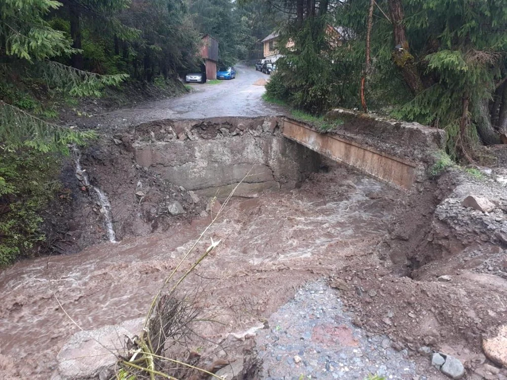 Podul a fost avariat de viitură, fiind demontat apoi de oamenii primăriei. Foto: IPJ Alba