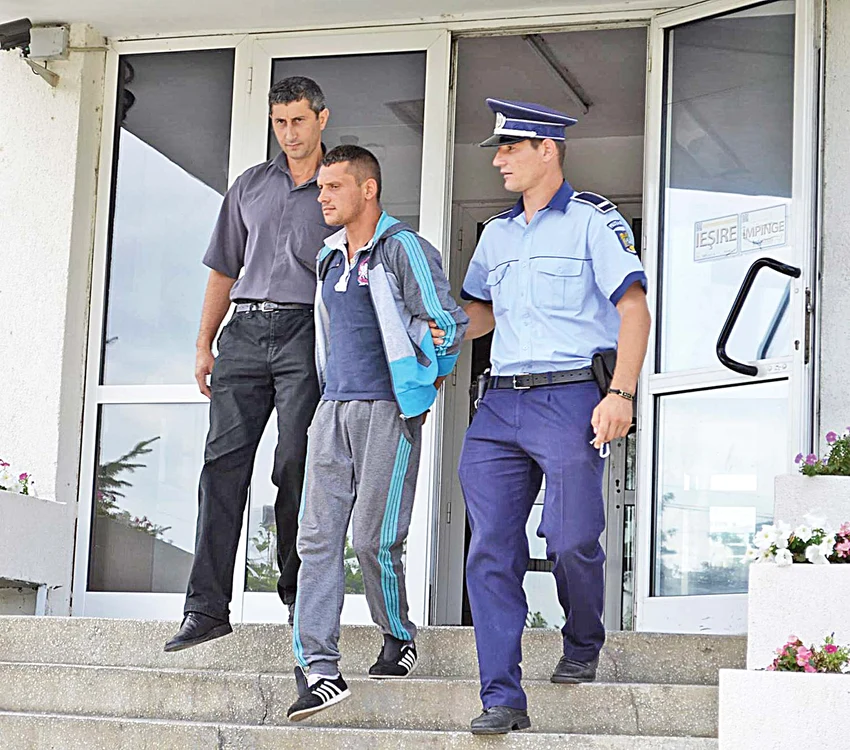Bărbatul de 27 de ani a fost reţinut de oamenii legii