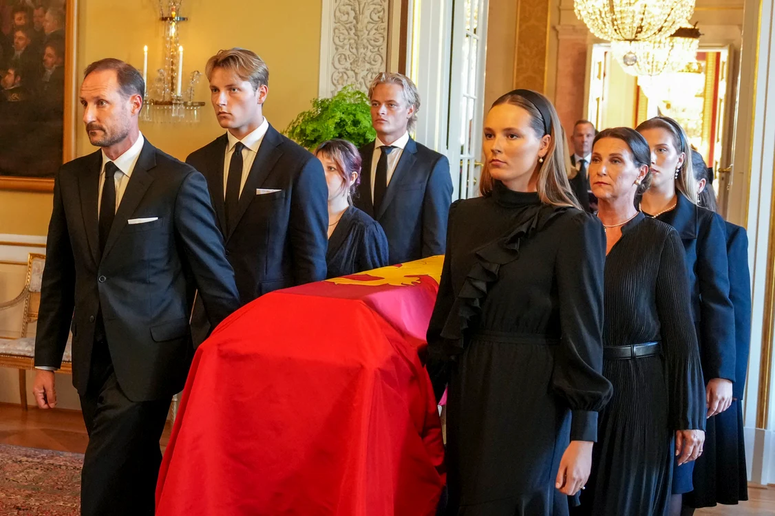 Marius Borg, Regele Haakon, Prințesa Ingrid Alexandra la procesiunile funerare, Profimedia (3) jpg