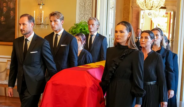 Marius Borg, Regele Haakon, Prințesa Ingrid Alexandra la procesiunile funerare, Profimedia (3) jpg