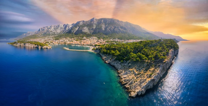 Plaja, dincolo de stânci. FOTO: Shutterstock