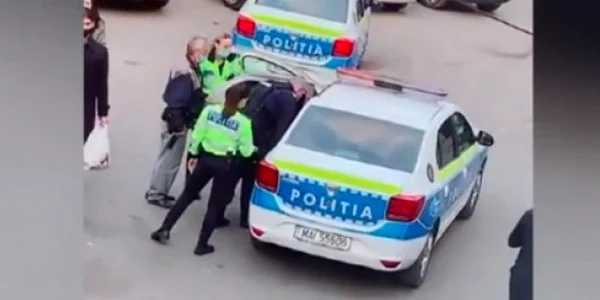 Bărbat fără mască şi fără certificat verde săltat de la păcănele de Poliţia Constanţa Sursa digi24.ro