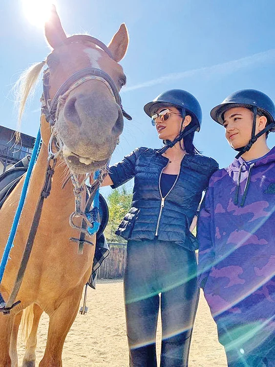 Geanina și băiatul ei fac împreună echitație