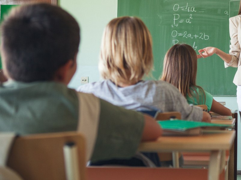 Elevi de clasa a șasea, terorizați de un coleg. Băiatul a amenințat cu o foarfecă, în clasă