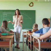 Profesoara profesor scoala invatamant educatie elevi FOTO Shutterstock jpg
