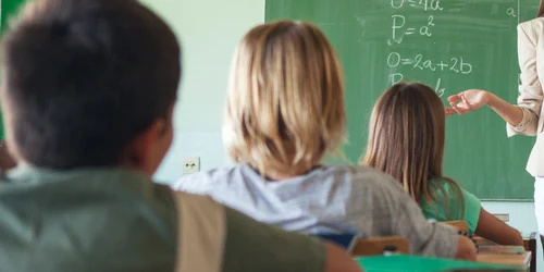 Profesoara profesor scoala invatamant educatie elevi FOTO Shutterstock jpg