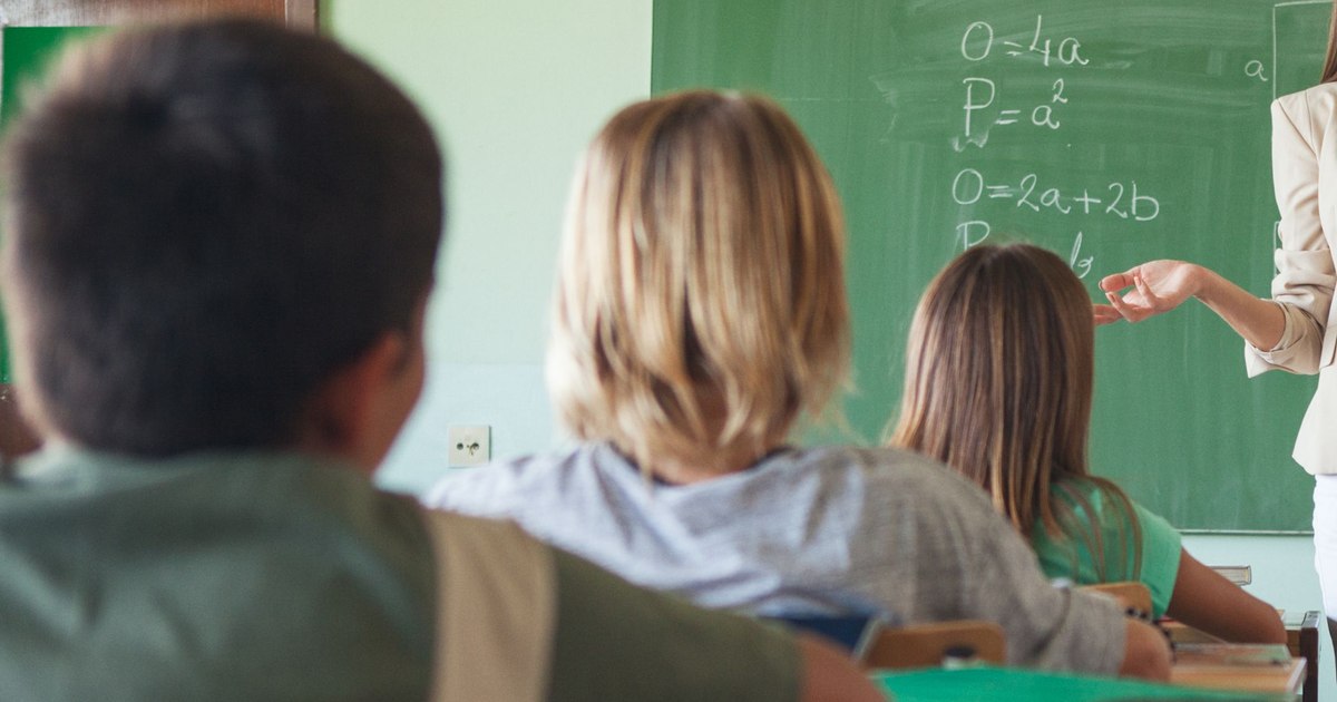 Elev de clasa a șasea amenință colegii cu o foarfecă în clasă Elev de clasa a șasea amenință colegii cu o foarfecă în clasă